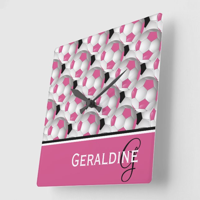 Monogram Pink Black Soccer Ball Pattern Quadratische Wanduhr (Winkel)