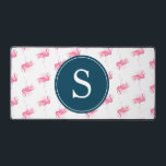Monogram Pink Flamingo Niedlich Schreibtischunterlage<br><div class="desc">Brillieren Sie Ihren Arbeitsbereich mit diesem anpassbaren Desktop, der mit einem skurrilen Muster aus Aquarellpinken Flamingos und der Wahl eines niedlichen Monogramms oder eines Firmenlogos in Weiß auf einem marineblauen Hintergrund ausgestattet ist. Stilvoll und praktisch ist es die perfekte Ergänzung zu Ihrem Schreibtischdekor bei Zuhause, Schule oder im Büro. Egal,...</div>