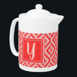 Monogram Red Three Tone Diamond Muster<br><div class="desc">Den Tee in dieser roten Drei-Tonen-Diamant-Teekanne in Monogramm erhitzen. Es zeichnet sich durch ein geometrisches Rautenmuster in drei Rottönen aus,  mit einem hellroten Initial an einem dunkelroten Quadrat. Personalisieren Sie es mit Ihrem ersten. Eine tolle Geschenkidee für den stilvollen Teeliebhaber in Ihrem Leben.</div>