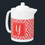 Monogram Red Three Tone Diamond Muster<br><div class="desc">Den Tee in dieser roten Drei-Tonen-Diamant-Teekanne in Monogramm erhitzen. Es zeichnet sich durch ein geometrisches Rautenmuster in drei Rottönen aus,  mit einem hellroten Initial an einem dunkelroten Quadrat. Personalisieren Sie es mit Ihrem ersten. Eine tolle Geschenkidee für den stilvollen Teeliebhaber in Ihrem Leben.</div>