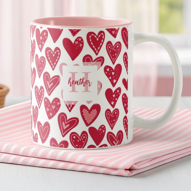 Monogram Red Valentine Herzmuster Zweifarbige Tasse (A stylish monogram mug with a cute red heart pattern. Makes a perfect Valentine's Day gift)
