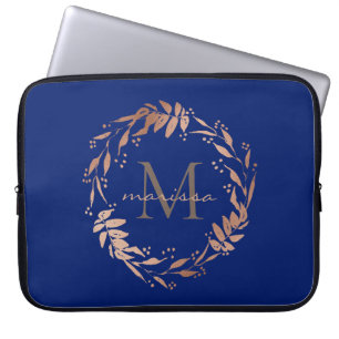 Monogram Rose Gold Eukalyptus Wreath auf Navy Blue Laptopschutzhülle