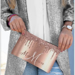 Monogram Rose Gold Glitzer Look Tropfen Girly Zubehörtasche<br><div class="desc">Dieses Design kann in dem Bereich personalisiert werden, der durch das Ändern des Fotos und/oder Textes zur Verfügung gestellt wird. Sie können auch angepasst werden, indem Sie auf Vorlage personalisieren klicken und dann auf die Schaltfläche klicken, um weitere Optionen anzupassen, um die Hintergrundfarbe zu löschen oder zu ändern, Text hinzuzufügen,...</div>