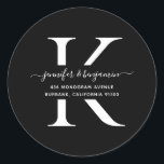 Monogram-Rücksendeadresse für Schwarz und Weiß Runder Aufkleber<br><div class="desc">Moderne personalisierte Schwarz-Weiß-Monogramm-Etiketten mit Rücksendeadresse mit einem modernen Script-Schriftart. Einfach online personalisieren. Bitte verwenden Sie einen kleinen Brief für Ihr Monogramm. Passende Gegenstände zur Ergänzung dieser eleganten und minimalistischen monogramm Hochzeitsfeier Rücksendeadressen-Aufkleber.</div>