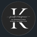 Monogram-Rücksendeadresse für Schwarz und Weiß Runder Aufkleber<br><div class="desc">Moderne personalisierte Schwarz-Weiß-Monogramm-Etiketten mit Rücksendeadresse mit einem modernen Script-Schriftart. Einfach online personalisieren. Bitte verwenden Sie einen kleinen Brief für Ihr Monogramm. Passende Gegenstände zur Ergänzung dieser eleganten und minimalistischen monogramm Hochzeitsfeier Rücksendeadressen-Aufkleber.</div>