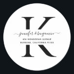 Monogram-Rücksendeadresse für Schwarz und Weiß Runder Aufkleber<br><div class="desc">Moderne personalisierte Schwarz-Weiß-Monogramm-Etiketten mit Rücksendeadresse im modernen Script-Schriftart. Einfach online personalisieren. Bitte verwenden Sie einen kleinen Brief für Ihr Monogramm. Passende Gegenstände zur Ergänzung dieser eleganten und minimalistischen monogramm Hochzeitsfeier Rücksendeadressen-Aufkleber.</div>