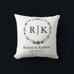 Monogram Rustic Foliage Wreath Wedels Kissen<br><div class="desc">Rustikaler Blumenkranz Herbst Winter Hochzeit Party Geschenke für nur Sie</div>