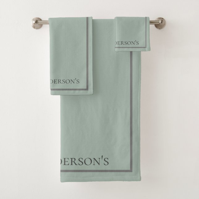 Monogram Sage Green Gray Border Gift Badhandtuch Set (Insitu)