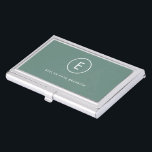 Monogram Sage Green Minimal Simple Modern Scandi Visitenkarten Dose<br><div class="desc">Ein einfaches Monogramm-Design mit moderner Typografie in Weiß auf einem schluchgrünen Hintergrund. Das Design besteht aus einem Single-Initial-Monogramm mit minimalistischem Rundkreisrand. Der Text kann leicht an den Anzug Ihrer Bedürfnisse für das perfekt angepasste Geschenk- oder Schreibwarenzubehör angepasst werden!</div>