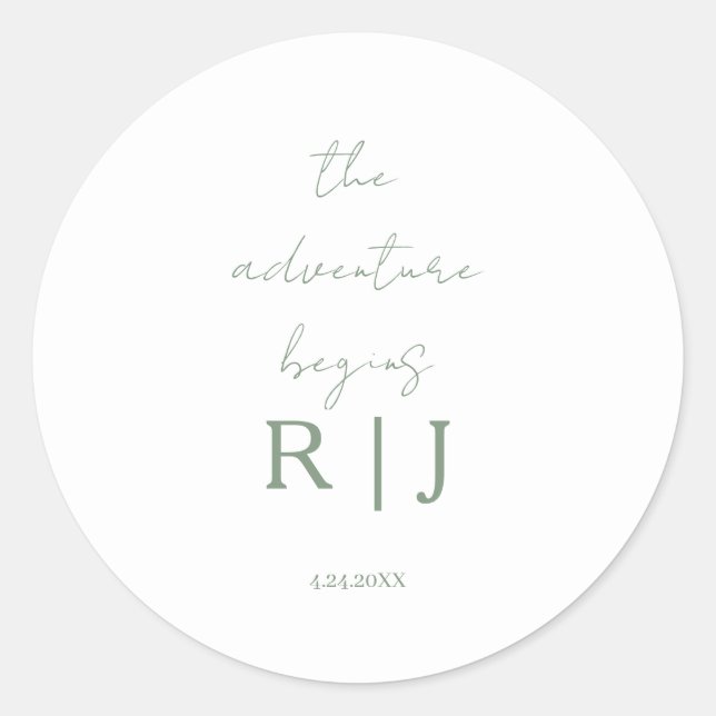 Monogram Sage Green Quote Adventure Begins Wedding Runder Aufkleber (Vorderseite)