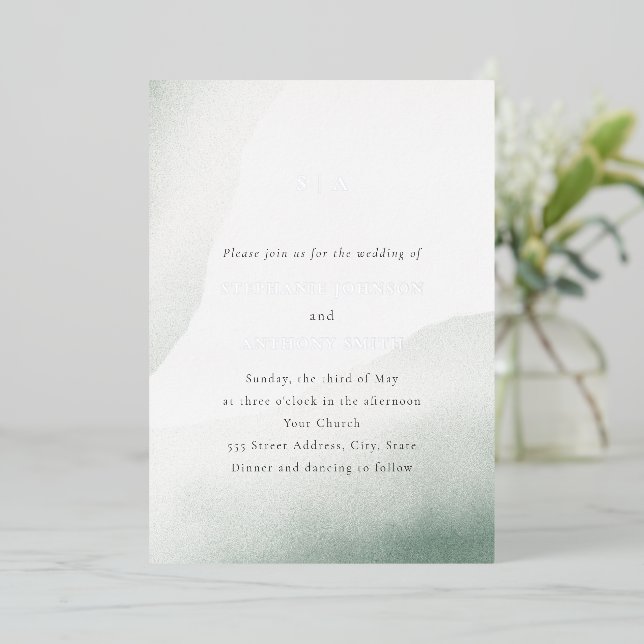 Monogram Sage Green Watercolor Wash Wedding Folieneinladung (Stehend vorne)