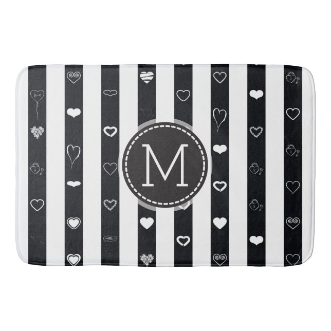Monogram Schwarz-weiß Stripes Modernes Herzmuster Badematte (Vorderseite)