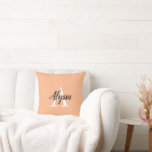 Monogram Script Stilvoll Peach Throw Kissen<br><div class="desc">Monogram Script Stilvolles Peach Throw Kissen mit einer eleganten Anordnung von Namen und Monogramm Initial auf einem hübschen pfirsichfarbenen Hintergrund. Das Kopfkissen des Wurfs lässt sich leicht personalisieren, indem Sie den Namen und die Initialauswahl Ihrer Wahl in die Online-Personalisierungsvorlage eingeben, bevor Sie eine Bestellung aufgeben. Der Text kopiert sich automatisch...</div>