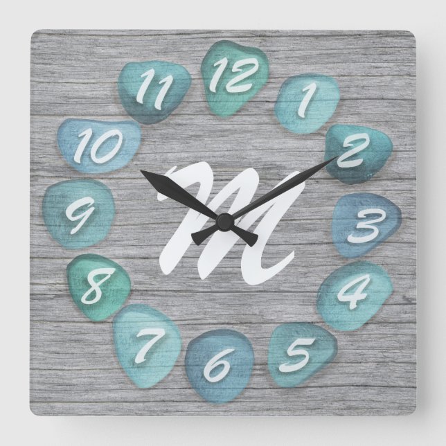 Monogram Sea Glass Beach Driftwood Quadratische Wanduhr (Vorderseite)