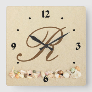 Monogram Seashells on Beach Sand Personalisiert Quadratische Wanduhr