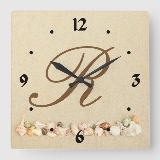 Monogram Seashells on Beach Sand Personalisiert Quadratische Wanduhr (Vorderseite)