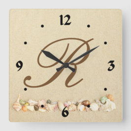Monogram Seashells on Beach Sand Personalisiert Quadratische Wanduhr