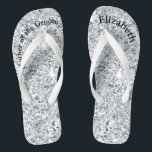 Monogram Silver Glam Glitzer Mutter des Brautgrund Flip Flops<br><div class="desc">Ein lustiges Geschenk für die Mutter der Braut und des Bräutigams. Wenn sie am Ende der Nacht müde ist,  will sie diese! Personalisieren Sie sie!</div>