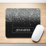 Monogram Silver Glam Glitzer Sparkname Mousepad<br><div class="desc">Silver und Black Imitate Glitzer Sparkle Elegant und Moderne schicke schicke Luxus Mit Monogramm Mouse Pad. Diese Monogramm - fügen Sie Ihren eigenen Namen personized mousepad kann aktualisiert werden mit Ihrem Namen.</div>