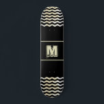Monogram Skateboard mit Waves auf Black<br><div class="desc">Dieses personalisierbare Skateboard kommt mit einem Monogramm und abstrakten Digitalwellen auf jeder Seite. Schriftart,  Größe und Farbe des Monogramms können geändert werden. Der Hintergrund ist schwarz,  aber Sie können ihn auch ändern. Modernes Skateboard.</div>