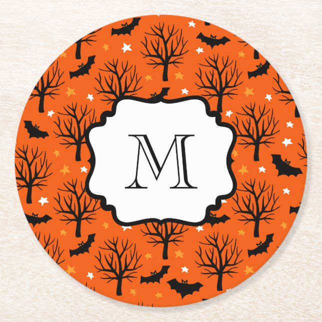 Monogram Spooky Trees and Bats Halloween Muster Runder Pappuntersetzer (Vorderseite)