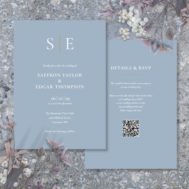 Monogram Staubblau QR-Code Hochzeit Einladung (Monogram Dusty Blue QR Code Wedding Invitation)