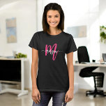 Monogram Stylish Modern Black Hot Pink T-Shirt<br><div class="desc">Mit unserem Monogram Stylish Modern Hot Pink T - Shirt heben Sie Ihren Kleiderschrank auf! Dieses Tee mit einem kühnen, heißen rosa Farbton ist personalisiert mit Ihrem Monogramm in einem eleganten, modernen Schriftart für ein elegantes, individuelles Aussehen. Aus weichem, hochwertigem Stoff gefertigt, bietet es den ganzen Tag Komfort und Langlebigkeit....</div>