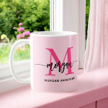 Monogram Stylish Modern Hot Pink Kaffeetasse<br><div class="desc">Mit unserer Monogram Stylish Modern Hot Pink Coffee Tasse schlürfen Sie stilvoll! Diese Tasse mit ihrem Monogramm in einem eleganten, modernen Schriftart ist mit einem lebhaften, rosa Design personalisiert und bietet eine schicke und individuelle Touch. Ideal für Ihren Kaffee oder Tee am Morgen, kombiniert es moderne Ästhetik mit alltäglicher Funktionalität....</div>