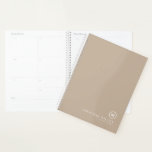Monogram Stylish Modern Minimalistisch Beige Planer<br><div class="desc">Ein minimalistisches Monogramm-Design mit klassischem Monogramm-Emblem in traditioneller Blocktypografie mit dem unten stehenden Namen auf beigem Hintergrund. Anpassen mit dem Menü nach Bedarf. Ein Entwurf einer koordinierenden Sammlung.</div>