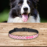 Monogram Sweet Baby Pink Gingham Individuelle Name Haustierhalsband<br><div class="desc">Dieser bezaubernde Kragen weist ein Gingham-Muster in Baby-Rosa auf, das Sie mit dem Namen Ihres Tieres anpassen können. Personalisieren Sie es, indem Sie den Platzhalter-Text ersetzen. Für weitere Optionen, wie zum Beispiel den Schriftart zu ändern und seine Größe, klicken Sie auf die Schaltfläche "Anpassen". *Bitte beachten Sie, dass das Zazzle-Wasserzeichen,...</div>