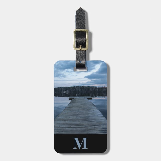 Monogram Travel Wood Pier, Blue Lake und Forest Gepäckanhänger (Vorderseite vertikal)