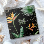 Monogram Tropical Palm Foliage Script Gold Black Fliese<br><div class="desc">Lassen Sie sich das ganze Jahr über von einer eleganten tropischen Gastfreundschaft auf Ihre Zuhause bringen, wenn Sie diese schicke, moderne, maßgeschneiderte Keramik verwenden. Atemberaubende, ausgeklügelte, farbenfrohe tropische Aquarellvögel paradiesischer Blume, Imitate goldener Glitzer und personalisierte Kalligraphie-Skripte mit einem fett-monogramm-Initial, überlagern einen dramatischen schwarzen Hintergrund. Personalisieren Sie mit Ihrem Namen und...</div>