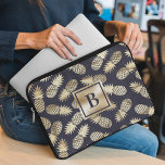 Monogram Tropical Pineapple Girly Gold Navy Laptopschutzhülle<br><div class="desc">Dieses moderne tropische Design besticht durch goldfarbene Ananas auf marineblau-blauem Hintergrund mit einem personalisierten Monogramm in der Mitte. Personalisieren Sie diese, indem Sie den Text in dem dafür vorgesehenen Textfeld bearbeiten. #monogram #mit Monogramm #initiale #personalisiert #tropical #pineaple #girine #feminine #fruit #gold #navyblue #golden #golden #chic stylish #elegine #feminine #giftsforher #blue...</div>