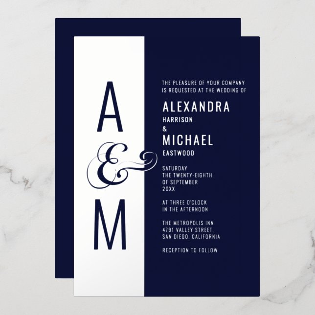 Monogram Typografie Navy Blue Silver Wedding Folieneinladung (Vorderseite/Rückseite)