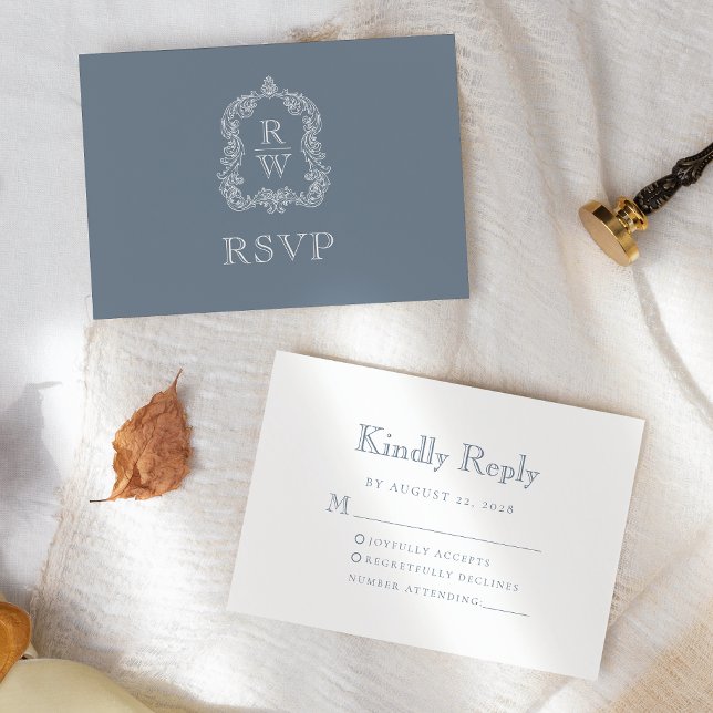 Monogram Wappen Dusty Blue Wedding RSVP Karte (Von Creator hochgeladen)