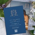 Monogram Wappen Herz Krone Blaue Rose Goldhochzeit Einladung<br><div class="desc">Monogramm Herzenkrone mit Beeren und Blätter verstrickt Wappen Hochzeitsporträt Einladung in Rose Gold,  weiß und reich dunkelblau. Personalisieren Sie mit Ihren eigenen Initialen und Hochzeitsdetails. Original Hand zeichn und Design von Sarah Trett für www.mylittleedenweddings.com</div>