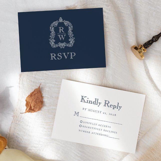 Monogram Wappen Navy Blue Wedding RSVP Karte (Von Creator hochgeladen)