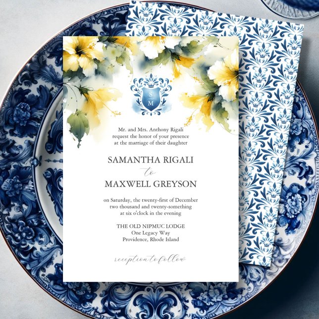 Monogram Watercolor Blau und Gelb Formale Hochzeit Einladung (Fairytale wedding invitations feature yellow hibiscus flowers with blue monogrammed crest)