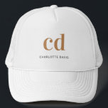 Monogram, weißer Goldname elegant modern Truckerkappe<br><div class="desc">Ein klassischer,  schick weißer Hintergrund. Personalisieren und fügen Sie Ihre Monogramm-Initialen mit goldenen Blockbuchstaben und Ihren Namen in Schwarz und Gold. Modern,  trendig und einfach.</div>