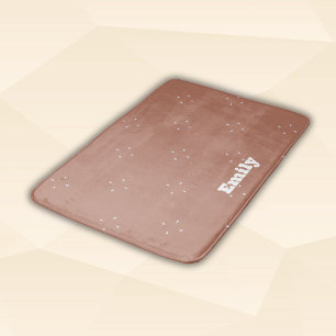 Monogram, weißer Pfeil auf mocha-mussen Hintergrun Badematte