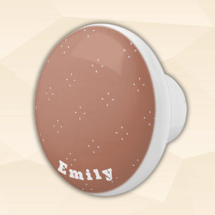 Monogram, weißer Pfeil auf mocha-mussen Hintergrun Keramikknauf