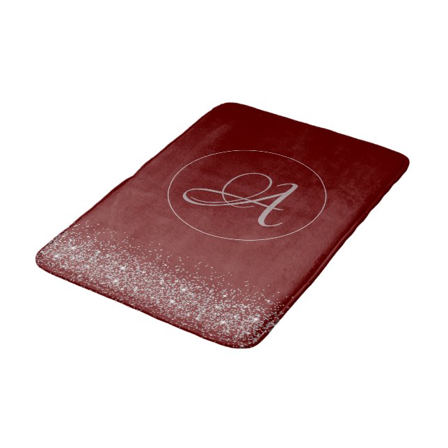 Monogram Whimsical Silver Glitzer auf Red  Badematte (Schrägansicht)
