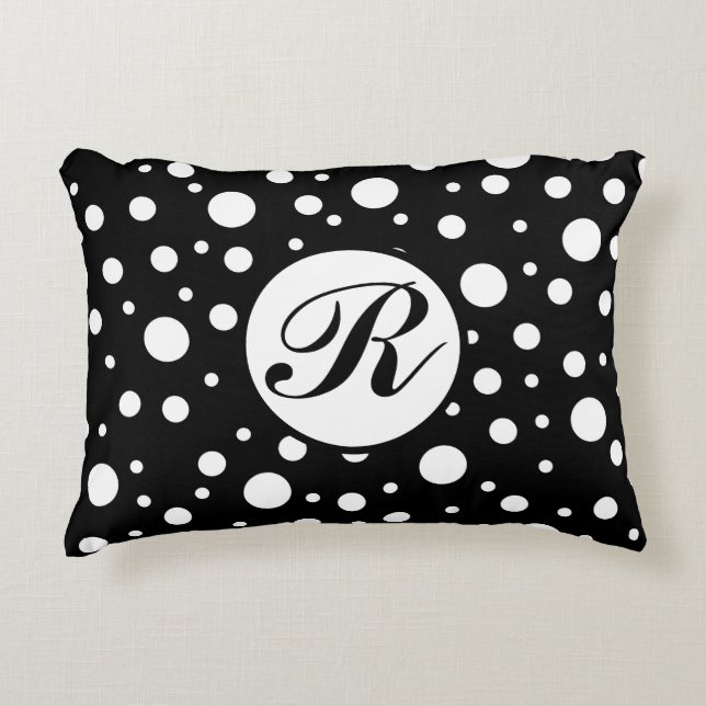 Monogram White auf Black Polka Dot Pattern Dekokissen (Vorderseite)