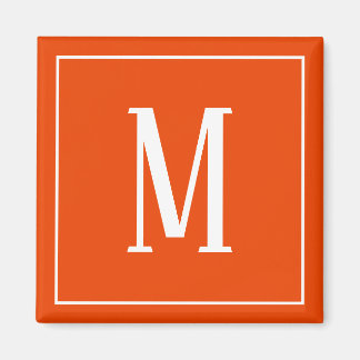 Monogram White auf dem hellen Orange Square Magnet
