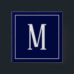 Monogram White auf Navy Blue Square Button<br><div class="desc">Ein quadratischer Knopf mit einem weißen Monogramm auf marineblau Hintergrund. Passen Sie die Schaltfläche mit Ihren eigenen Initialen oder Initialen,  Farben,  unter anderem. an.</div>