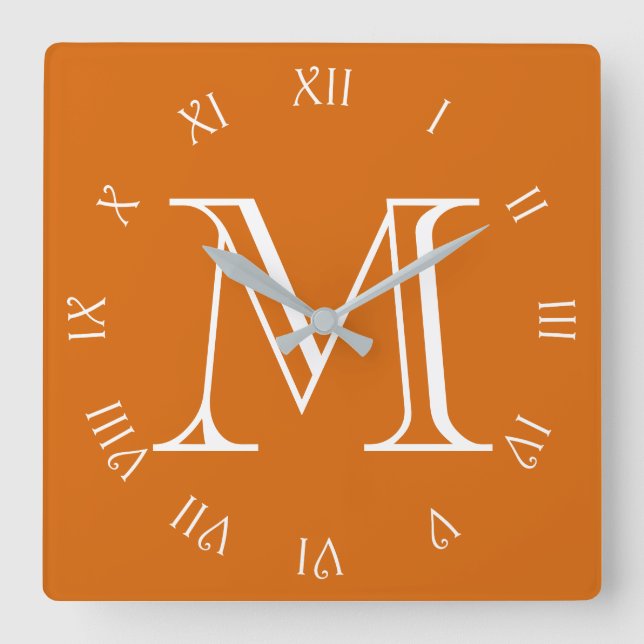 Monogram White Script Roman Zahlen auf Orange Wccn Quadratische Wanduhr (Vorderseite)
