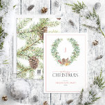 Monogram Winter Cone Berry Wreath Frohe Weihnachte Feiertagskarte<br><div class="desc">Suchen Sie eine schöne, einfache und elegante Urlaubskarte? Schauen Sie nicht weiter als unsere Festivals Monogram Winter Fir Cone Berry Wreath Frohe Weihnachts-Script-Weihnachtskarte! Diese atemberaubende Karte zeigt einen modernen und winterlichen Kranz, der wunderschön mit Aquarellkunstwerken aus Wintertannenbäumen und roten Beeren dekoriert ist und Ihr Monogramm prägt, mit der "Frohe Weihnachten"-Nachricht,...</div>