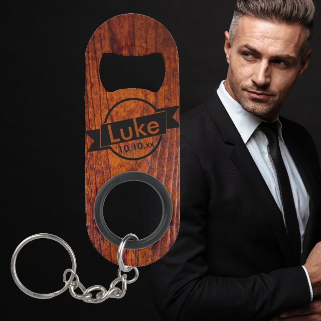 Monogram Wood Grain Foto Wedding Schlüsselanhängerflaschenöffner (Best Man or Groomsmen bridal party wedding favor. Monogrammed with name and date. )