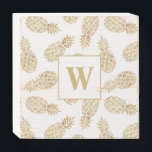 Monogramm-Ananas Holzkisten Schild<br><div class="desc">Ihre Monogramm- und Goldäpfel auf einem quadratisch bedrückten Holzblock sind eine fantastische Ergänzung zu Ihrer Wohngestaltung,  um sie auf Kaffeetisch und ottomanischen Tabletts,  Stuhlbrettern oder Regalen zu zeigen. Toll auch als Geschenk! Passende Artikel in unserem Geschäft.</div>