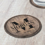 Monogramm AnfangsFamilienname Rustikale Imitate Ho Runder Pappuntersetzer<br><div class="desc">Monogramm AnfangsFamilienname Rustikale Imitate Holzpapiere Untersetzer.</div>